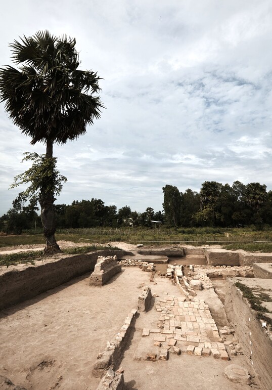 베트남 옥에오 고담생 유적에서 최근 드러난 4~7세기 힌두교사원터의 전경. 벽돌건물터들이 중첩되어 있는 얼개를 보여준다. 옥에오 합동조사단 제공