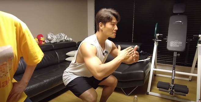 가수 김종국(48)이 집에서 하는 최고의 운동으로 스쿼트를 꼽았다./사진=유튜브 채널 ‘김종국 GYM JONG KOOK’ 캡처