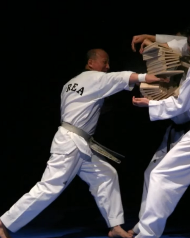 2002년 평양 방문 당시 직접 격파 시범을 보이는 이규형 원장. 사진=태권도 국가대표 시범단