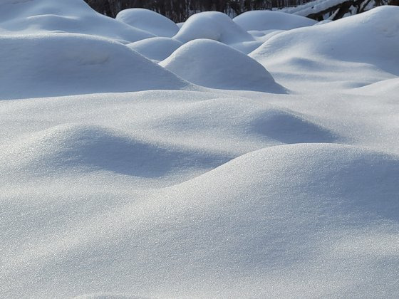 지금 북설악 깊은 계곡을 가면 깨끗한 설경을 볼 수 있다. 돌무더기를 덮은 눈이 은가루 같다.