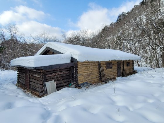 마장터의 마장터 산장. 쌓인 눈이 하얀 지붕을 이루었다.