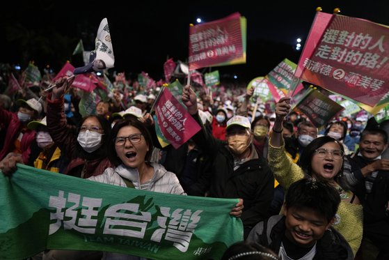 지난 6일 대만 신베이시에서 민진당 라이칭더 후보 지지자들이 플래카드를 들고 환호하고 있다. AP=연합뉴스