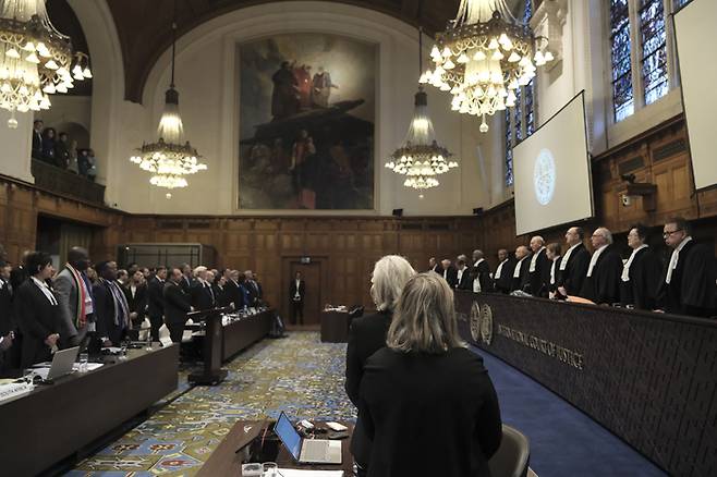 12일(현지시간) 네덜란드 헤이그 국제사법재판소에서 열린 청문회에서 이스라엘의 변론에 앞서 판사들과 참여자들이 기립하고 있다. AP연합뉴스