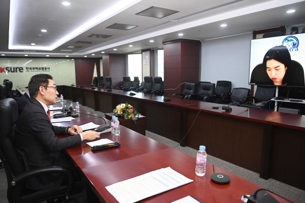 12일 서울 중구 한국무역보험공사에서 김완기 산업부 무역투자실장 주재로 제3차 수출비상대책반 회의가 진행되고 있다. 산업부 제공