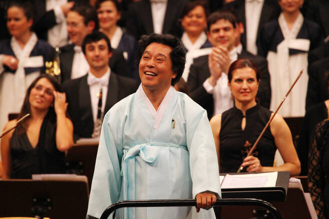 Conductor-director Lim Jae-sik (center) smiles at the audience after a concert. (Courtesy of Lim Jae-sik)