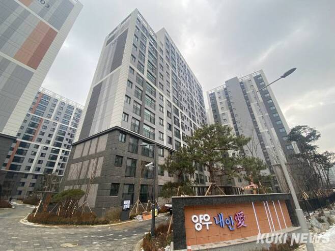 고도제한 규정위반으로 입주가 어려워진 ‘김포고촌역양우내안애’ 아파트. 사진=송금종 기자 