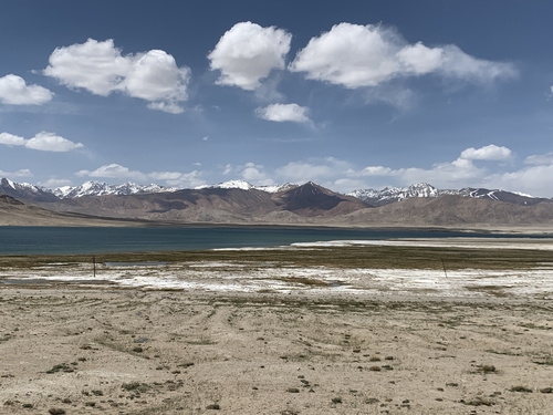 무르갑의 상징물 레닌 조각상(첫 번째)과 타지키스탄에서 해발고도가 가장 높은 사막 도시, 무르갑의 전경