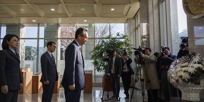 조태열 외교부 장관(왼쪽 셋째)과 강인선 신임 2차관(왼쪽 첫째), 김건 한반도평화교섭본부장(왼쪽 둘째) 12일 오전 서울 종로구 정부서울청사에서 열린 신임 외교부 장관 취임식을 마친 뒤 외교부 로비에 위치한 순직 외교부 추모비를 찾아 묵념하고 있다. [연합뉴스]