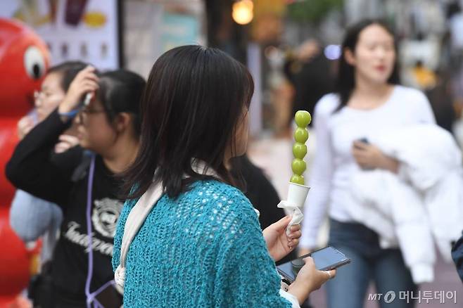 18일 오후 서울 마포구 홍익대학교 일대에서 젊은 소비자들이 탕후루를 구매하고 있다. /사진=머니S 장동규 기자