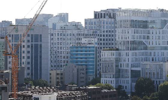 12일 상업용 부동산 전문기업 '부동산플래닛'이 국토교통부 실거래가 자료를 기반으로 작성한 '2023년 11월 서울시 오피스 매매 및 임대 거래 특성 리포트'에 따르면 지난해 11월 서울 사무실 거래량은 전월 대비 34.6% 하락하며 연중 두 번째 최저 거래량을 기록했다. 반면 오피스빌딩 공실률은 5개월 연속 줄어든 2.11% 기록했고 전용면적당 비용(NOC)도 연중 최고치를 경신했다./사진=뉴스1