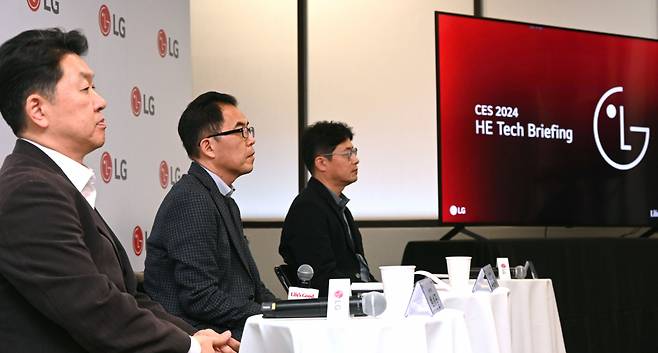 백선필(왼쪽부터) LG전자 HE상품기획담당(상무), 조병하 HE플랫폼사업담당(전무), 이정석 오디오사업담당(전무)이 10일(현지시간) CES 2024가 열린 미국 라스베이거스에서 기자간담회를 갖고 있다. [LG전자 제공]