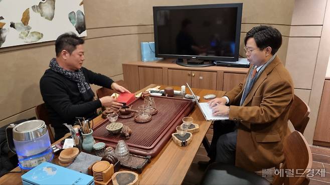 김성윤 영광더스타호텔 회장이 영광의 관광자원과 고급 숙박시설 및 인프라 확충에 관한 이야기를 하고 있다.