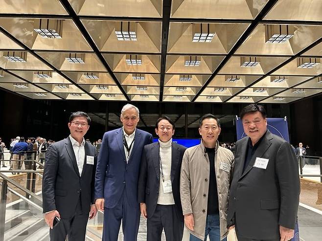 [샌프란시스코=뉴시스] 황재희 기자 = 8일부터 11일까지 미국 샌프란시스코에서 열리는 ‘2024 JP모건 헬스케어 콘퍼런스’ 관련 민간 네트워킹 행사인 '코리아 나이트'에서 (왼쪽부터)SK바이오사이언스 안재용 사장, 플래그십파이어니어링 앙드레 안도니안 아시아퍼시픽 총괄, 지아이이노베이션 이병건 대표, 삼성바이오에피스 고한승 회장, 셀트리온 서정진 회장이 함께 기념 촬영을 하고 있다. 2024.01.10. photo@newsis.com  *재판매 및 DB 금지