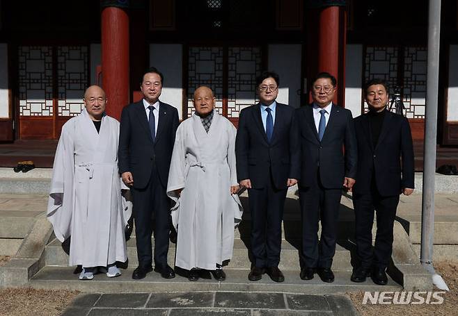 [양산=뉴시스]차용현 기자= 더불어민주당 홍익표 원내대표가 12일 오전 경남 양산시 통도사를 방문해 대한불교조계종 종정예하 성파대종사를 예방하고 있다.(공동취재) 2024.01.12.photo@newsis.com