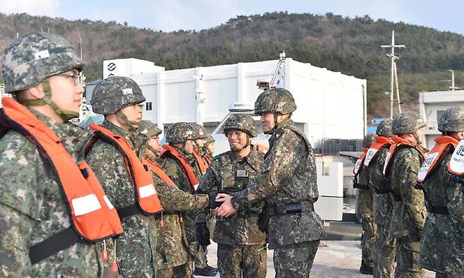 김명수 합참의장이 11일 충남 태안지역 해안경계작전 현장을 찾아 장병들을 격려하고 있다. 합참 제공