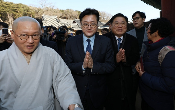 양산 통도사 찾은 홍익표 원내대표 - 홍익표(왼쪽 두 번째) 더불어민주당 원내대표가 12일 경남 양산시 통도사를 찾아 조계종 종정예하 중봉 성파대종사를 예방하기 위해 정변전으로 이동하고 있다.  양산 연합뉴스