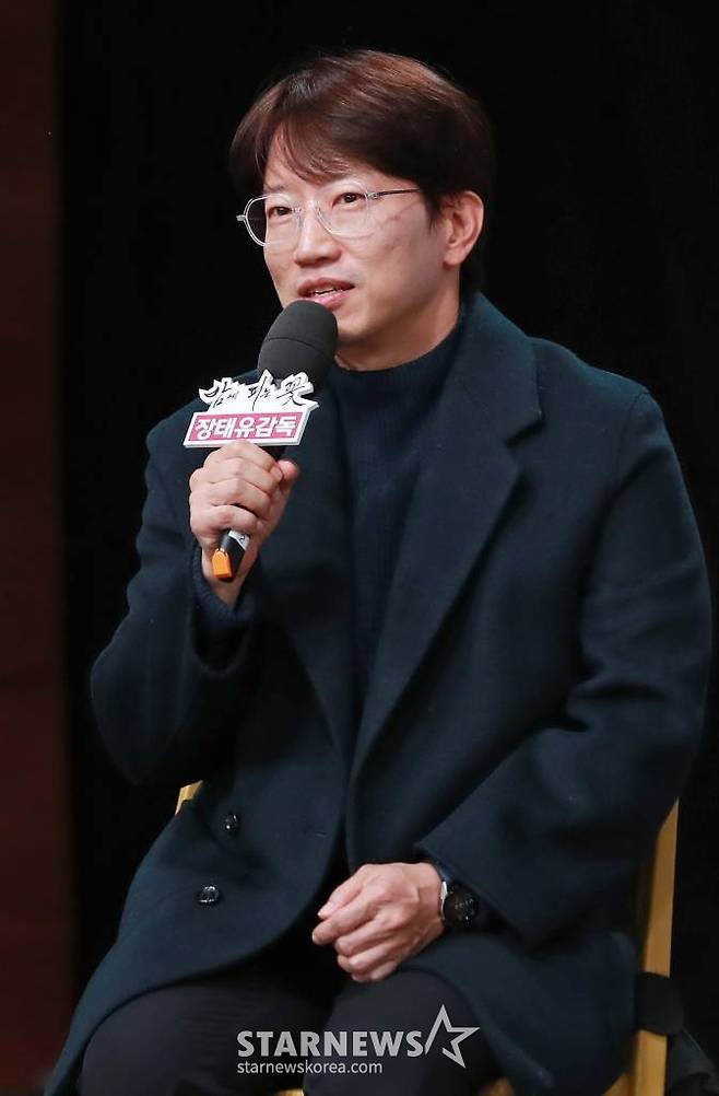 장태유 감독이 12일 오후 서울 상암동 MBC 골든마우스홀에서 진행된 드라마 '밤에 피는 꽃' 제작발표회에 참석해 포즈를 취하고 있다.  '밤에 피는 꽃'은 밤이 되면 담을 넘는 십오 년 차 수절과부 조여화(이하늬 분)와 사대문 안 모두가 탐내는 갓벽남 종사관 박수호(이종원 분)의 담 넘고 선 넘는 아슬아슬 코믹 액션 사극이다. /2024.01.12 /사진=이동훈