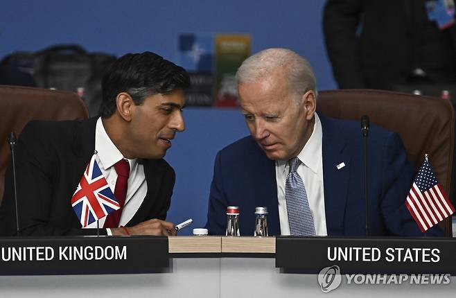 美英의 후티 공습 후 10개국 공동 지지 성명…한국도 동참 사진은 조 바이든 미국 대통령(오른쪽)과 리시 수낵 영국 총리가 지난해 7월 11일 리투아니아 빌뉴스에서 열린 북대서양이사회(NAC) 회의에서 대화하는 모습. [연합뉴스 자료사진]