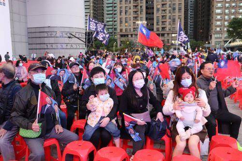 (신베이=연합뉴스) 김철문 통신원 = 12일 대만 신베이시 반차오 운동장에서 친중 제1야당 국민당의 허우유히 총통 후보의 선거 전야 마지막 유세 현장. 2024.1.12. jinbi100@yna.co.kr