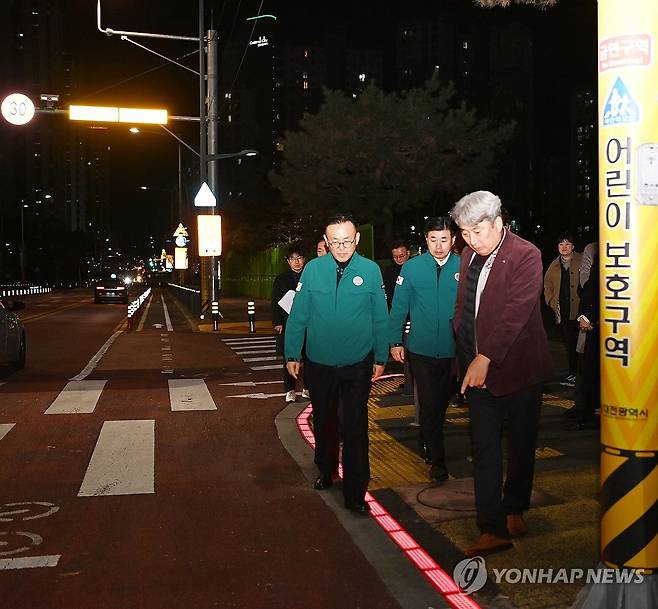 어린이 보호구역 교통안전시설 점검 (서울=연합뉴스) 이한경 행정안전부 재난안전관리본부장이 12일 오후 대전시 유성구 봉명초등학교를 찾아 어린이 보호구역 교통안전시설을 점검하고 있다. 2024.1.12 [행정안전부 제공. 재판매 및 DB 금지] photo@yna.co.kr