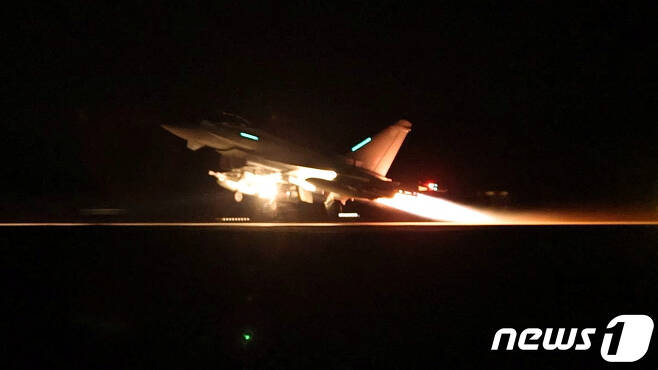 12일(현지시간) 공개된 사진에서 영국의 전투기 타이푼이 예멘 투티 반군을 공격하기 위해 사이프러스에서 출발하고 있다. 2024.01.12 ⓒ 로이터=뉴스1 ⓒ News1 정지윤 기자