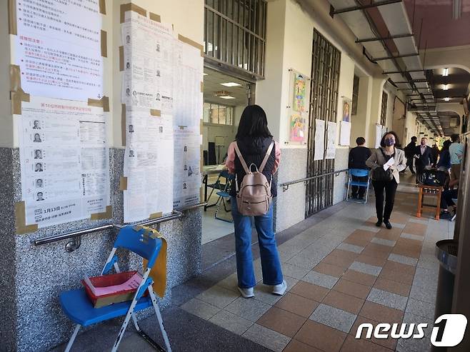 13일(현지시간) 대만 시민들이 투표를 위해 타이베이  중산국립학교의 한 투표소에서 대기 중인 모습. ⓒ News1 정윤영 기자