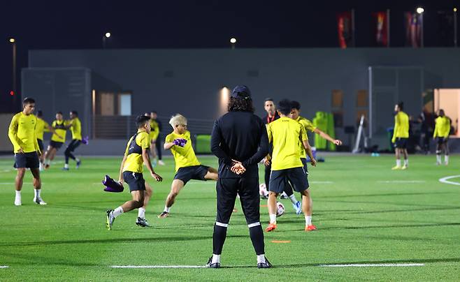 훈련 선수들 바라보는 김판곤 감독. 도하 | 연합뉴스