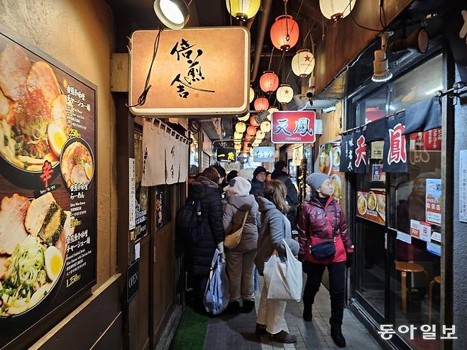 좁은 골목에 17곳의 라멘가게가 빽빽이 들어서 있는 ‘간소 삿포로라멘 요코초’.