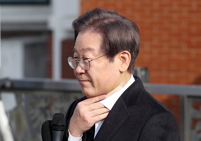 흉기로 습격을 당했던 이재명 더불어민주당 대표가 10일 서울 종로구 연건동 서울대학교병원에서 퇴원하며 목을 만지고 있다. 뉴스1