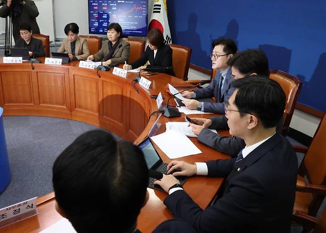 (서울=뉴스1) 송원영 기자 = 홍익표 더불어민주당 원내대표가 5일 서울 여의도 국회에서 열린 최고위원회의에서 발언을 하고 있다. 2024.1.5/뉴스1 /사진=뉴스1화상