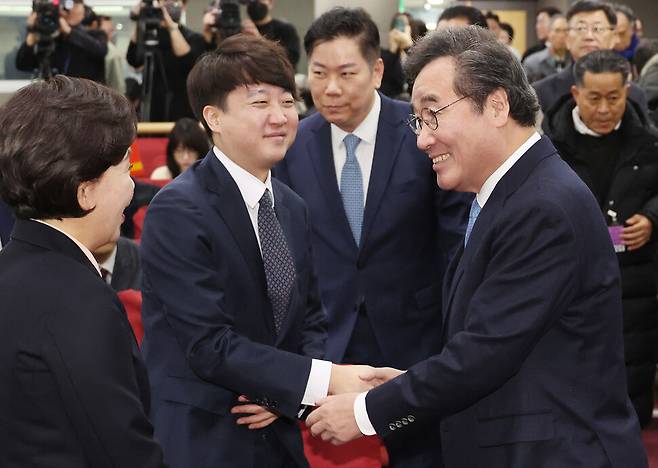 이낙연 전 국무총리(맨 오른쪽)와 이준석 개혁신당(가칭) 정강정책위원장이 지난 9일 국회 의원회관에서 열린 양향자 한국의희망 대표 출판기념회에서 악수하고 있다. 연합뉴스