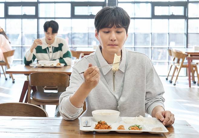 밥을 빨리 먹으면 위에 부담을 줘 위염 발병 위험이 커진다./사진=게티이미지뱅크