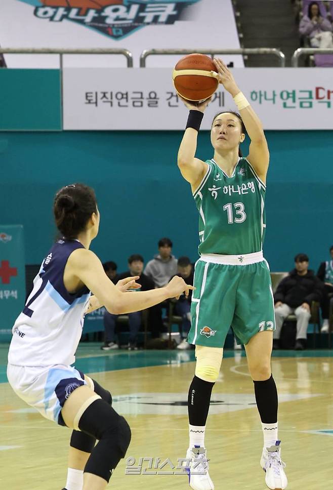 2023-2024 WKBL 여자프로농구 하나원큐와 신한은행의 경기가 6일 오후 경기도 부천실내체육관에서 열렸다. 김정은이 3점슛을 하고 있다. 부천=김민규 기자 mgkim1@edaily.co.kr /2023.12.06/