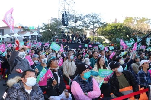 대만에서 13일 총통 선거가 실시된 가운데 수도 타이베이시에 위치한 집권 민진당 라이칭더 후보의 선거 캠프 앞에 모인 지지자들이 환호하는 모습. 사진=연합뉴스