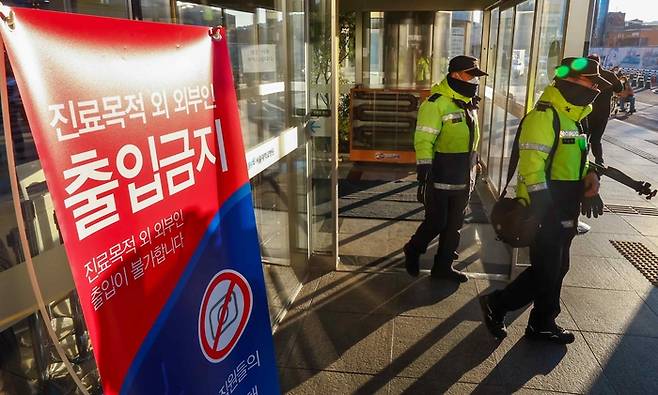 지난 8일 오전 이재명 더불어민주당 대표가 입원 중인 서울대병원에 경찰들이 근무하고 있다. [자료=연합뉴스]