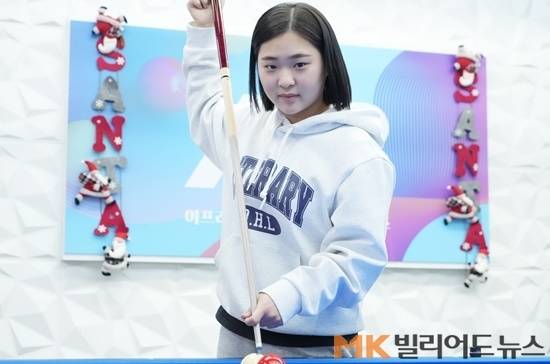 “초등학교 때 전국대회에 나가서 지면 항상 분해서 울었고, 그럴때면 같이 경기했던 선배들이 위로해주곤 했죠”. 어려서부터 유독 강한 승부욕을 타고난 김하은은 지금도 안 되는 공이 있으면 악착같이 연습한다고 한다.