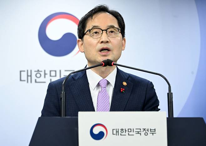 한기정 공정거래위원장이 지난해 12월19일 서울 종로구 정부서울청사에서 플랫폼의 독과점을 규제하는 '플랫폼 경쟁촉진법' 제정 관련 브리핑을 하고 있다. /사진=뉴스1