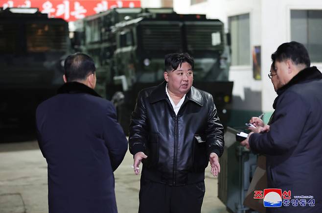 김정은 북한 국무위원장은 "조선반도에서 압도적 힘에 의한 대사변을 일방적으로 결정하지는 않겠지만 전쟁을 피할 생각 또한 전혀 없다"고 말했다. 김 위원장은 지난 8~9일 중요 군수 공장을 현지 지도한 자리에서 "대한민국 족속들을 우리의 주적"으로 단정하면서 이같이 밝혔다고 조선중앙통신이 10일 보도했다. ⓒ평양 조선중앙통신=연합뉴스