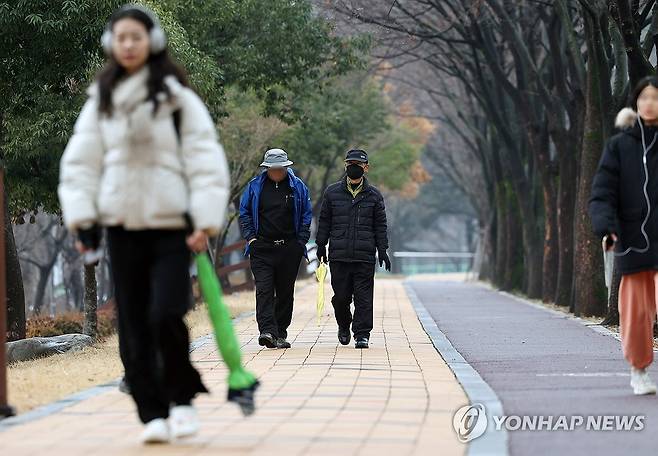 겨울비에 손에 든 우산 (광주=연합뉴스) 천정인 기자 = 겨울비가 내린 3일 오전 광주 북구 전남대학교에서 시민들이 우산을 들고 길을 걷고 있다. 2024.1.3 iny@yna.co.kr