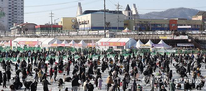 북적이는 화천 산천어축제 얼음 낚시터 (화천=연합뉴스) 강태현 기자 = 13일 오전 강원 화천군 화천읍 화천천에서 열린 '2024 산천어축제' 얼음 낚시터가 관광객들로 북적이고 있다. 2024.1.14 taetae@yna.co.kr