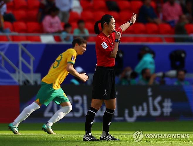 대회 역사상 첫 여성 심판 등장 (알라이얀=연합뉴스) 김도훈 기자 = 13일 오후(현지시간) 카타르 알라이얀 아흐마드 빈 알리 스타디움에서 열린 2023 아시안컵 호주와 인도의 경기. 아시안컵 역사상 첫 여성 주심을 맡은 일본의 요시미 야마시타 심판이 경기 시작 휘슬을 불고 있다. 2024.1.13 superdoo82@yna.co.kr