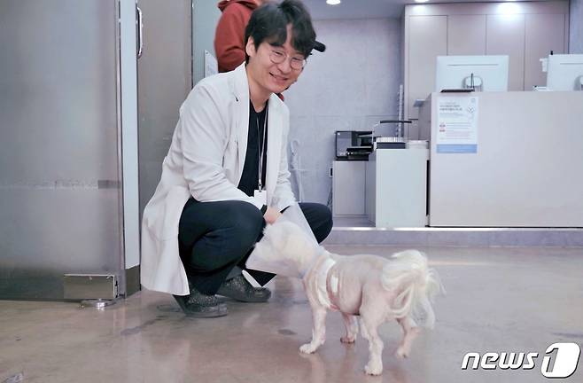 심장판막수술을 주도한 엄태흠 수의사와 강아지(넬동물의료센터 제공) ⓒ 뉴스1