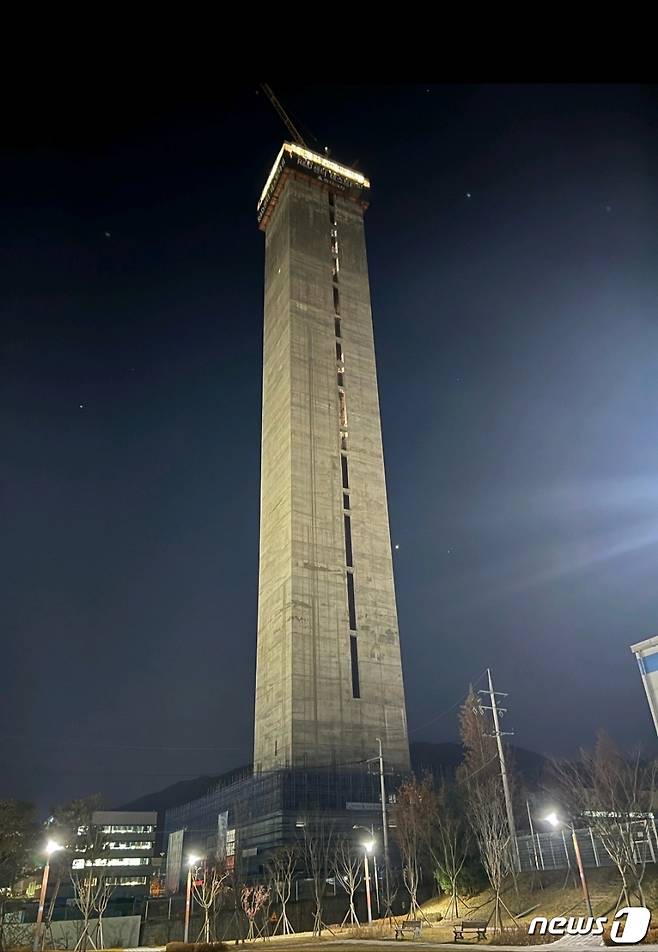 14일 (충주=뉴스1) 윤원진 기자 = 현대엘리베이터가 테스트타워(Test Tower) 높이를 애초 계획보다 65m 낮추는 방안을 추진하자, 충북 충주지역 일부 시민단체가 반발하고 있다. 사진은 충주공장에 건립 중인 테스트타워 모습.2024.1.14/뉴스1