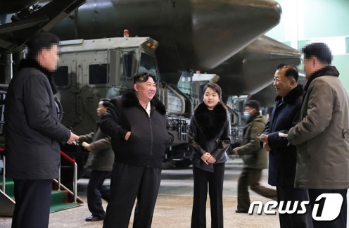 북한 김정은 노동당 총비서가 딸 주애와 함께 '중요 군용 대차 생산 공장'을 현지지도 했다고 당 기관지 노동신문이 5일 보도했다.[국내에서만 사용가능. 재배포 금지. DB 금지. For Use Only in the Republic of Korea. Redistribution Prohibited] rodongphoto@news1.kr