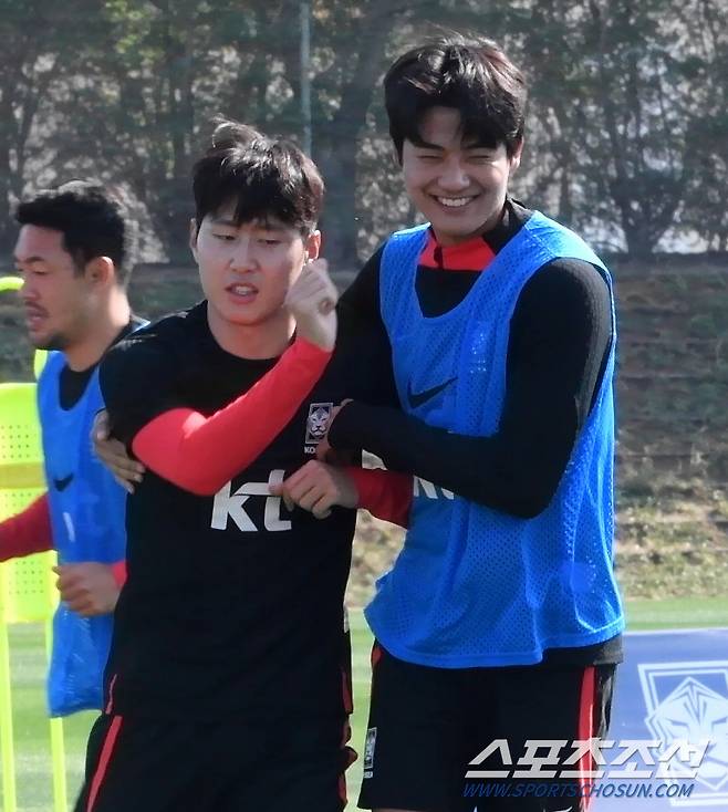 동생 김지수에 이어 형 설영우까지 이강인에게 다가가 몸통 박치기.