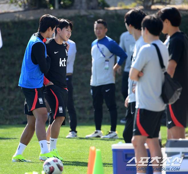 쉴 틈 없이 이어지는 애정표현에 살짝 지친 이강인.