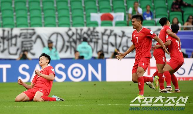 14일(현지시간) 카타르 도하 알투마마 스타디움 열린 2023 아시아축구연맹(AFC) 카타르 아시안컵 일본과 베트남의의 경기. 베트남 응우옌 딘박이 동점골을 넣은 뒤 환호하고 있다. 도하(카타르)=박재만 기자 pjm@sportschosun.com/2023.01.14/