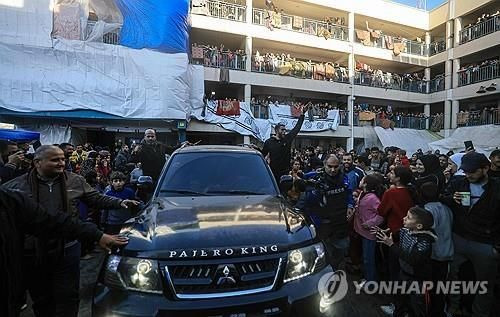 새 부부가 차량을 타고 떠나는 모습. [사진출처=AFP/연합뉴스]