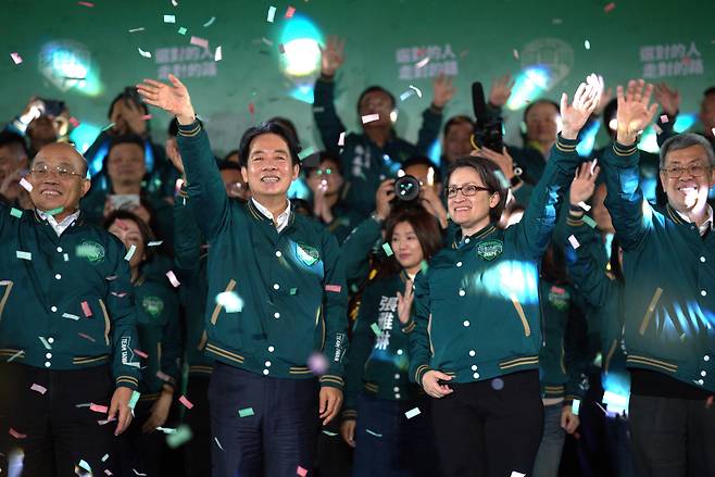 1월 13일 대만 총통에 당선된 민진당 라이칭더(왼쪽)가 샤오메이친 부총통 당선인과 함께 승리를 자축하고 있다./AP 연합뉴스