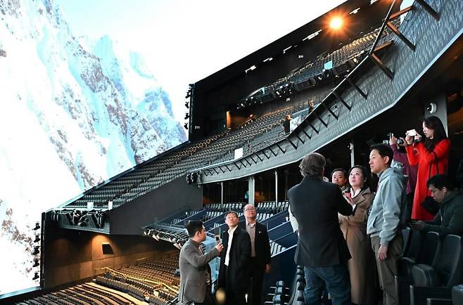 오세훈 서울시장이 지난 11일(현지 시각) 미국 라스베이거스 내 조성된 세계 최대 크기의 구형(球形) 공연장, MSG 스피어를 방문해 관계자로부터 시설에 대한 설명을 듣고 있다. /서울시 제공